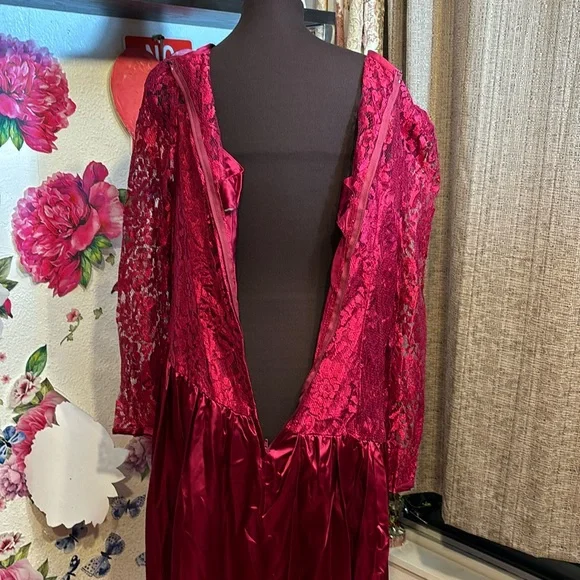 Vintage unbranded luxurious red satin and lace long sleeve maxi gown. Size 18W. - Picture 11 of 17